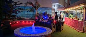 伊巴丹Kakanfo Inn & Conference Centre的庭院中间带喷泉的酒吧