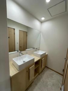 富士河口湖可可度假屋的浴室设有2个水槽和镜子