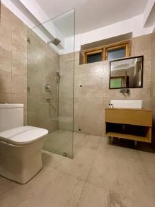 列城拉达克格林斯酒店的带淋浴、卫生间和盥洗盆的浴室