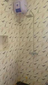 伊巴丹2 bedroom flat Apartment的浴室的墙上设有纸毛巾分配器