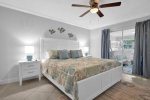 珊瑚角SW Florida Retreat的一间卧室配有一张床和吊扇