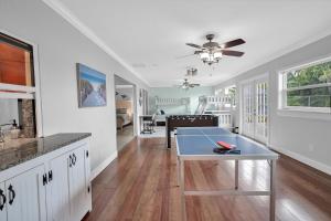 珊瑚角SW Florida Retreat的用餐室配有乒乓球桌