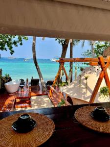 涛岛Natures Edge Beachfront Luxury Glamping Koh Tao的海滩景客房 - 带2张桌子