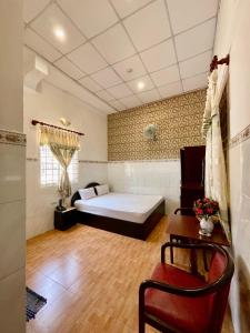 芹苴Khách sạn Nam Đô 2的一间卧室配有一张床和一张书桌