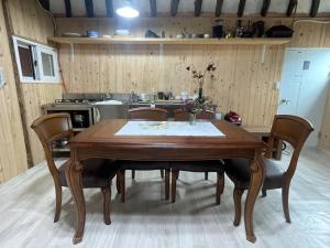 庆州Stay Moon Charm的厨房配有木桌和椅子