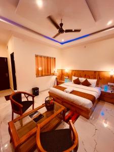 朱纳格特Siluswar Hotel的酒店客房配有一张床铺和一张桌子。