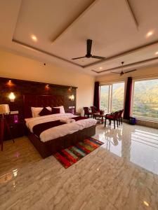 朱纳格特Siluswar Hotel的一间卧室设有一张大床和一个大窗户
