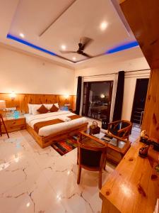 朱纳格特Siluswar Hotel的卧室配有一张床和一张桌子及椅子