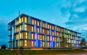 乌得勒支乌得勒支帕蓬多普智选假日酒店的蓝色和紫色的建筑