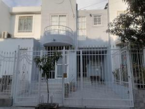 圣玛尔塔Casa de vacaciones Santa Marta!的白色房子前面的白色门