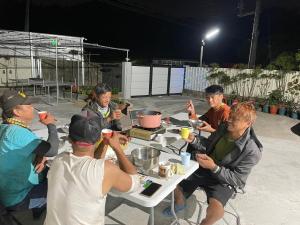 大湖乡佳林居的一群坐在桌子旁喝着饮料的人