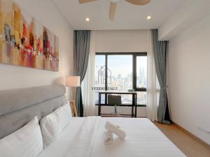 吉隆坡Lucentia Residences BBCC at Lalaport Kuala Lumpur by Veedu Hauz的卧室设有白色的床和大窗户