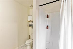奥格登Close to Ogden-Weber Tech College Private Room的一间带卫生间和淋浴帘的浴室