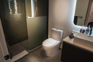 迈阿密Miami High Town View 1610的浴室配有卫生间、淋浴和盥洗盆。