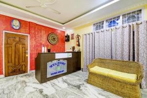 HatikhuliEkora Resort的客厅设有红色的墙壁、沙发和门