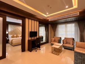 PūrniaHOTEL PRAJYOT的酒店客房设有一间卧室和一间客厅。