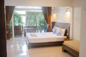 科隆万Kallapangha Resort Khlongwan的一间卧室设有一张床和一个大窗户