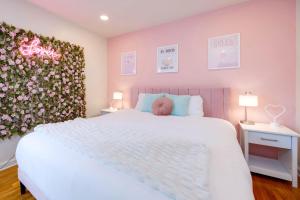 纳什维尔Taylor Swift Eras Inspired Home-10 min to Broadway的卧室配有白色床和粉红色墙壁