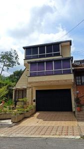 布卡拉曼加Encantadora Casa, Ubicación Ideal en Bucaramanga的一个大房子,前面有一个大型车库