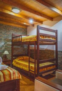 奥塔瓦洛Hospedaje Cabaña Familiar的一间卧室配有两张双层床。