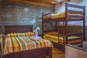 奥塔瓦洛Hospedaje Cabaña Familiar的一间卧室配有两张双层床,床上有小兔子