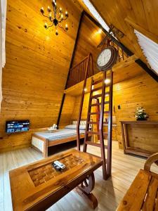 MatangtubigCD NATUREVIEW的小木屋内的一个房间,设有楼梯