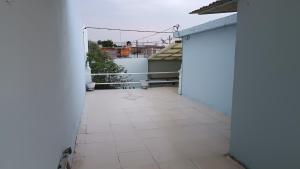 墨西哥城Las flores Boulevard的白色墙壁的房子的空阳台