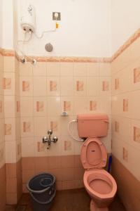 蓬蒂切里Chez Linda Home Stay的一间带粉红色卫生间和桶的浴室