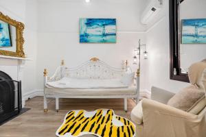 墨尔本Prime Modern Brilliance with Prahran Convenience的客厅配有白色沙发和壁炉