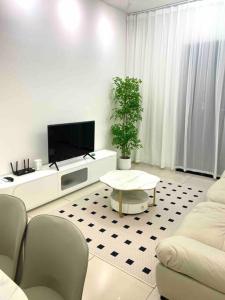 吉隆坡Luxury Continew Residence with KLCC,TRX,Ikea View的带沙发和电视的客厅