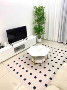 吉隆坡Luxury Continew Residence with KLCC,TRX,Ikea View的客厅配有电视和茶几