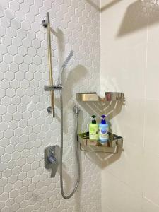 吉隆坡Luxury Continew Residence with KLCC,TRX,Ikea View的带淋浴喷头的浴室