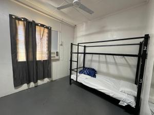 艾尔Ayr Budget Accommodation的一间卧室设有两张双层床和吊扇