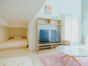 熊本YOUR ROOM Kumamoto Sta little 203 Vacation STAY 75726的一间带床和电视的客厅