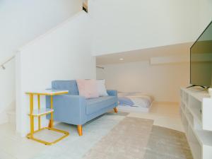 熊本YOUR ROOM Kumamoto Sta little 103 Vacation STAY 75704的客厅配有蓝色椅子和一张床