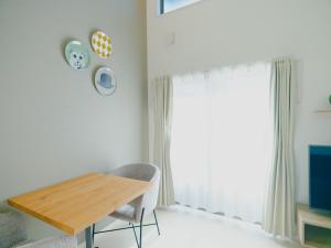 熊本YOUR ROOM Kumamoto Sta little 102 Vacation STAY 75686的一间带桌子和窗户的用餐室