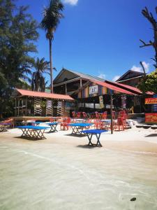 瓜拉勿述B'first Chalet Perhentian Island的海滩上的一组桌椅