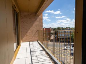 米查姆Modern Apartments with Balcony in Merton near Wimbledon by Sojo Stay的享有建筑景致的阳台