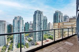 温哥华Designer sub-penthouse - Central Downtown Views And King Bed!的市景阳台