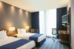 阿姆斯特丹阿姆斯特丹竞技场塔智选假日酒店的酒店客房设有两张床和电视。