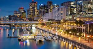 悉尼Tranquil Haven in Balmain的城市天际线,夜晚在水中划船