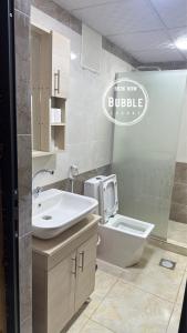 瓦迪拉姆Wadi rum Bubble luxury camp的一间带水槽和卫生间的浴室