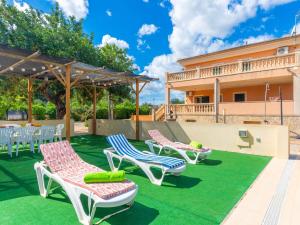 Son SardinaEs Garroveret - Villa With Private Pool Free Wifi的绿色草坪上的一组桌椅