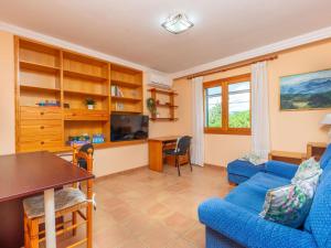 Son SardinaEs Garroveret - Villa With Private Pool Free Wifi的客厅配有蓝色的沙发和桌子