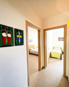 圣玛丽亚Djadsal Moradias的一间墙上有两幅画的房间和一间卧室