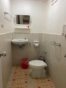 班柯木Smile Resort Koh Mook的一间带卫生间和水槽的浴室