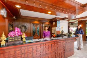 芭东海滩Club Bamboo Boutique Patong Beach Resort的两名妇女站在餐厅柜台