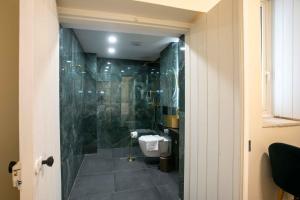 利马索尔Limassol Old Town Mansion的一间带卫生间的浴室和绿色瓷砖墙