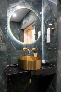 利马索尔Limassol Old Town Mansion的浴室设有金色水槽和镜子