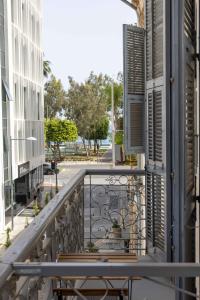 利马索尔Limassol Old Town Mansion的享有街道景致的阳台